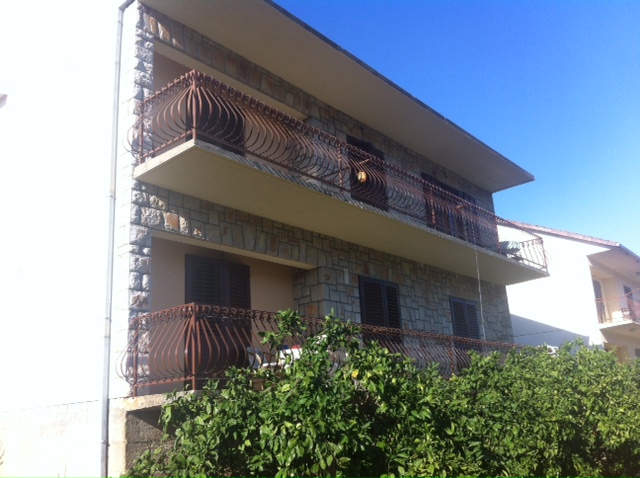 Apartments Carić - Jelsa AP2 (2+2)