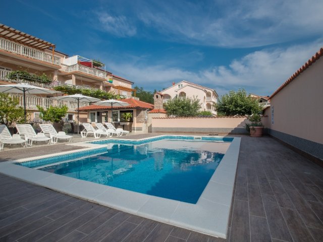 Apartments with pool in Lopar (San Marino) Paradisebeach