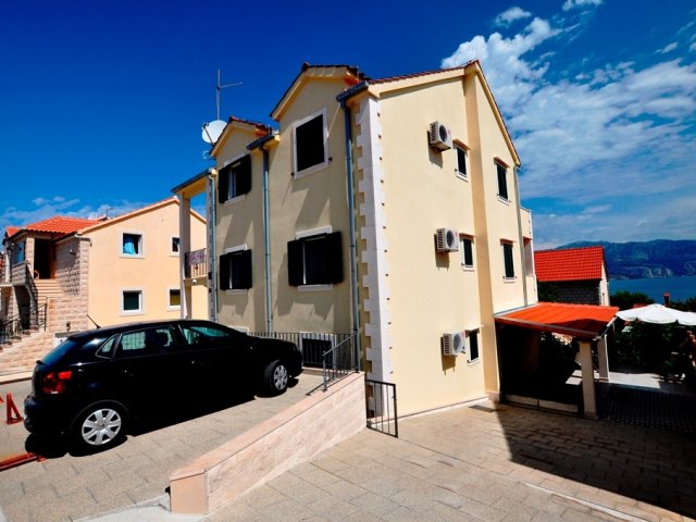 Apartmani Karlena - Postira AP2 (4+2)